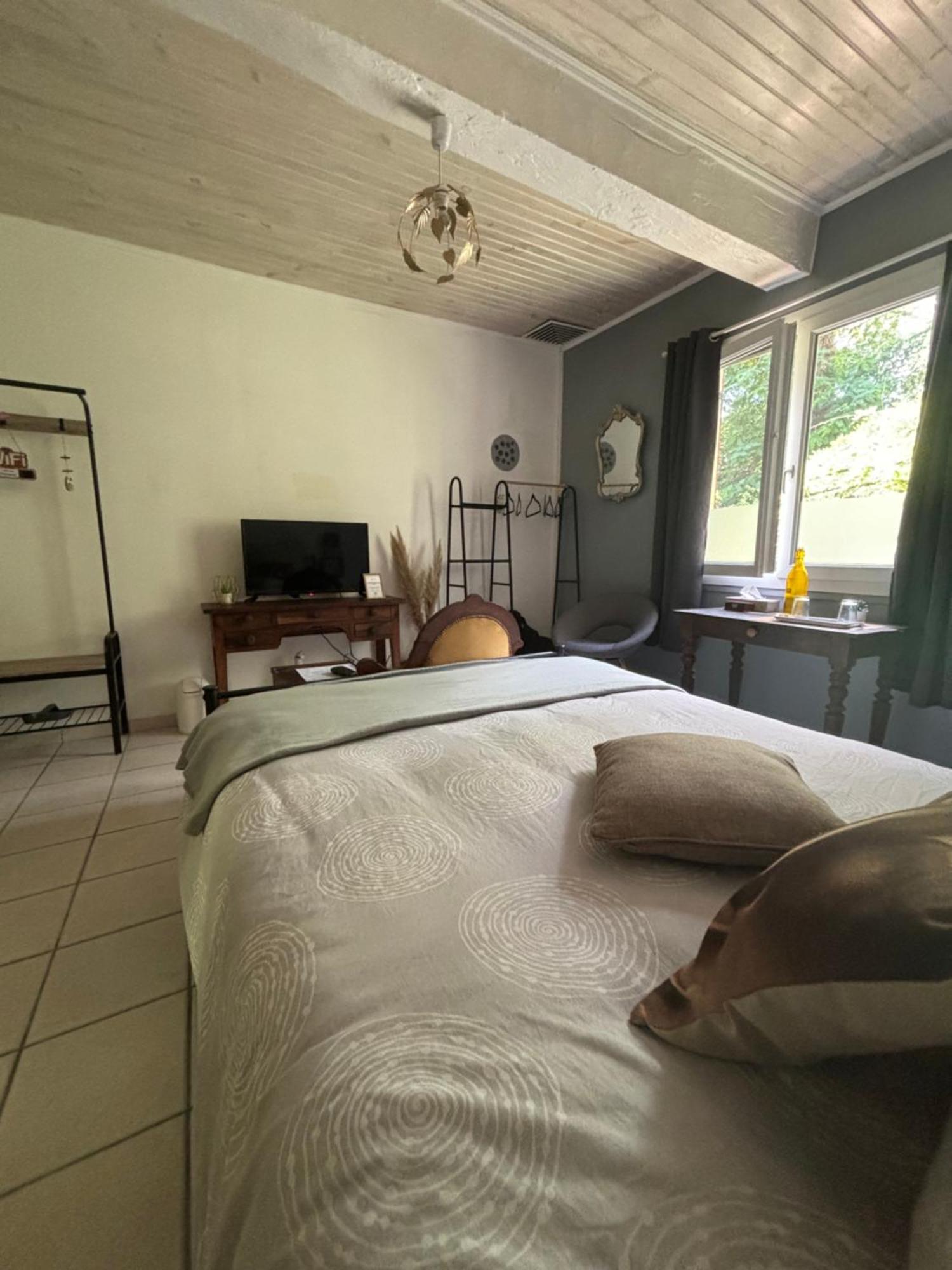 Bed and Breakfast Domaine Pierrot Laujuzan Экстерьер фото